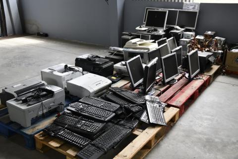 Plusieurs écrans, ordinateurs et claviers