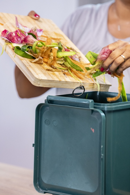 Une personne qui met les déchets dans la poubelle