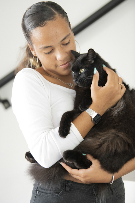 Une fille avec un chat dans les bras