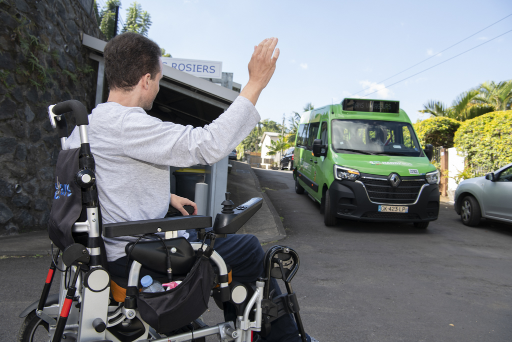 Une personne handicapé qui appelle le bus