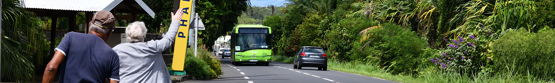 Deux personnes qui font signe à un bus