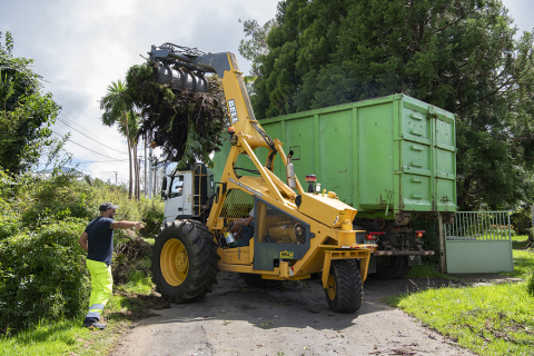 Tracteur qui ramasse des déchets à Saint-Joseph