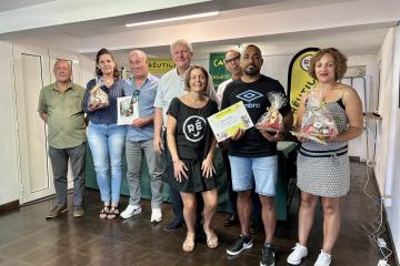Photo de Jacquet Hoarau avec les gagnants gagnants de la semaine européenne de la réduction des déchets